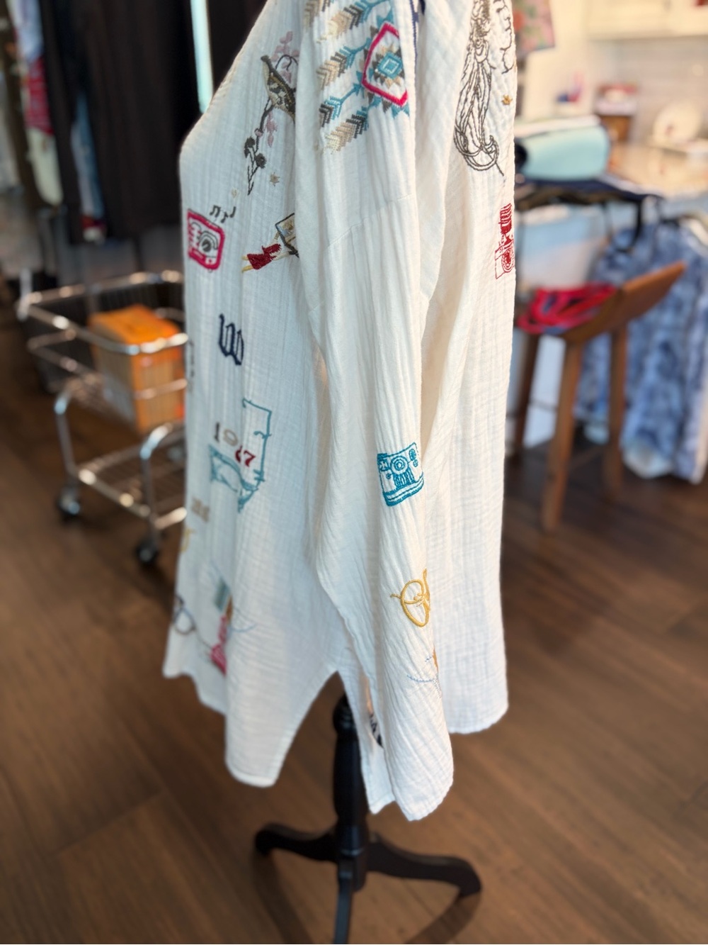 Johnny Was White Embroidered Boho Tunic with Multi-Color Accents - Picture 4 of 6